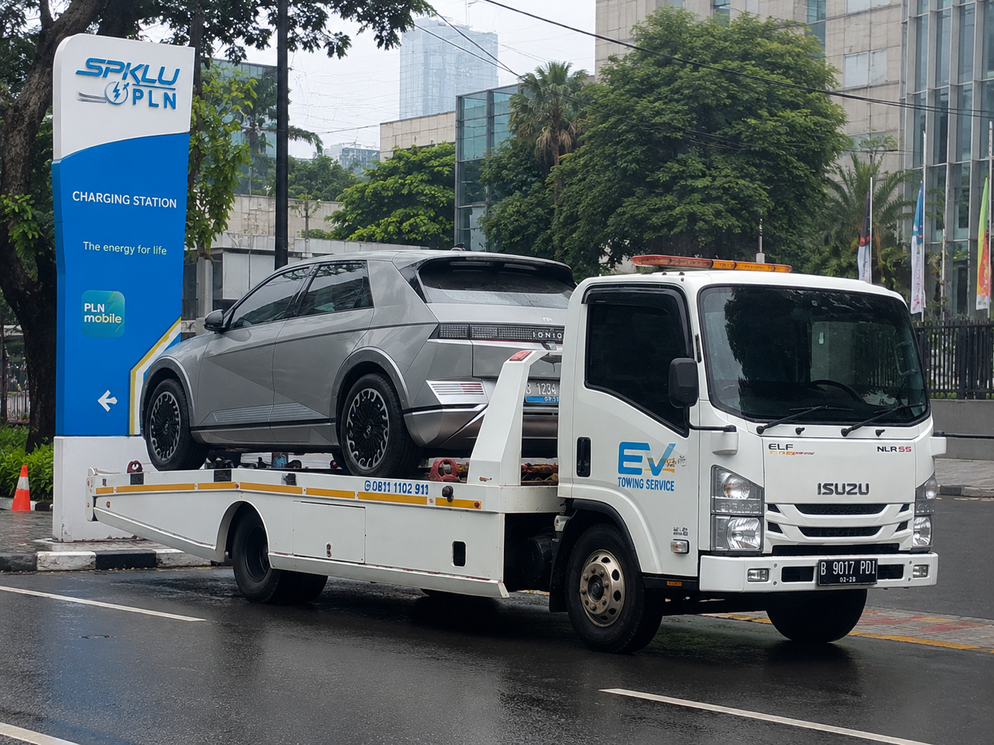 Portofolio derek mobil listrik EV – flatbed khusus kendaraan electric